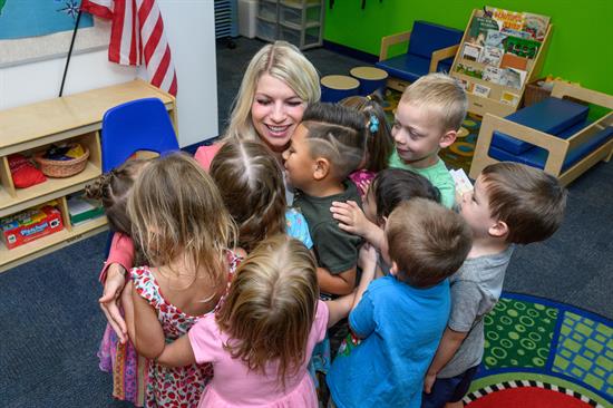 Rep Pettersen hugging children